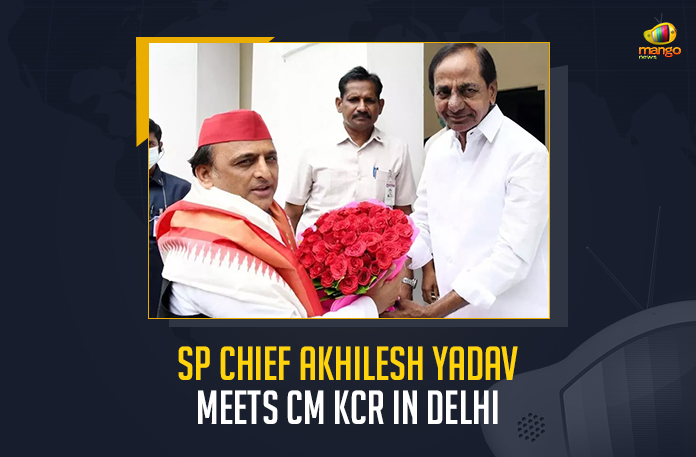 SP Chief Akhilesh Yadav Meets CM KCR In Delhi